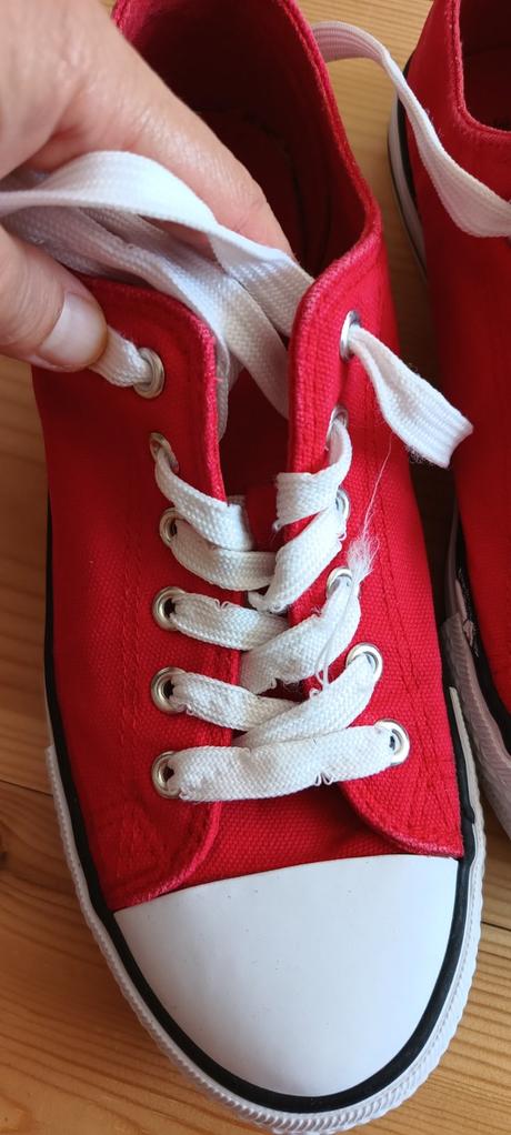 Červené tenisky, 39