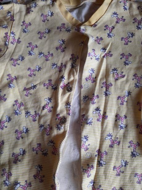 Žlutý overal se žirafkami, 80