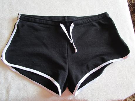 Pěkné černé bavl. kraťasy s bílým lemováním, v.xl, xl