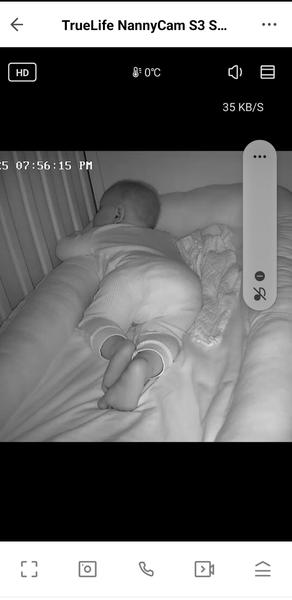 Je správná poloha hlavy dítěte během spánku?