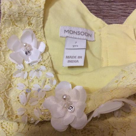 Krajkové šaty zdobené květinkami s perličkami, monsoon,122