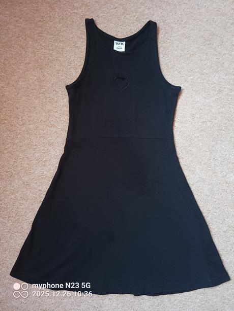 Šaty se srdíčkem zn."y.f.k." vel."134-140", 134