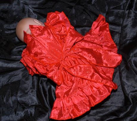 Červené slavnostní volánkové šaty, 68