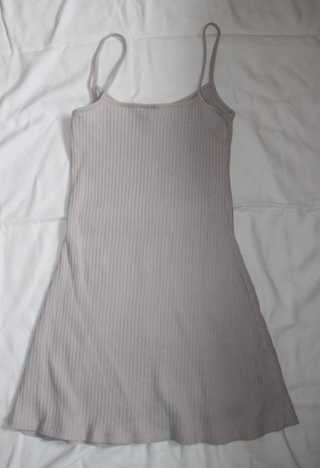 Po22.jednoduché, pružné smetan. minišaty 16-19 let, h&m,xs