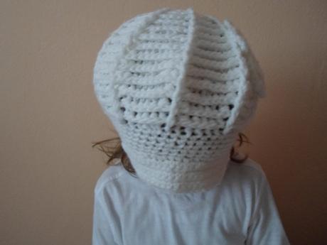 Bílá háčkovaná čepice s kšiltem bekovka, 110