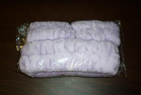 Kosmetická lila čelenka a návleky na ruce,