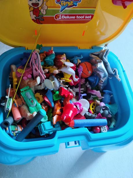 Krabice hraček z kinder vajíček, 