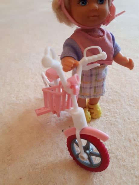 Malá panenka evička s jízdním kolem,