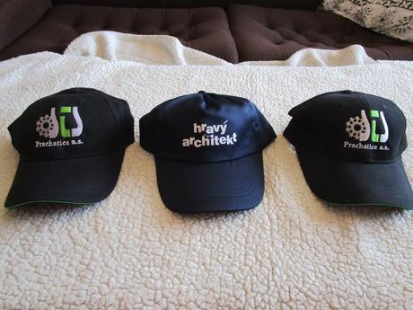 3x nové kšiltovky, vzadu velikostně upravitelné, 158 / m