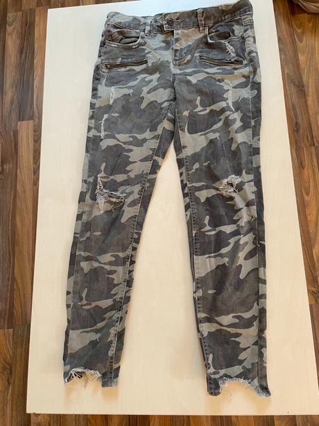 Army maskáče džíny s dírami, spíše menším, vel s,, zara,s