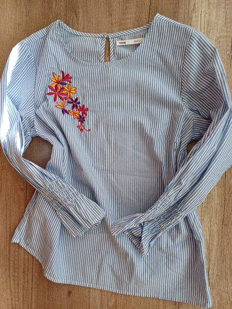 Set jarniho obleceni halenky a sukne, s