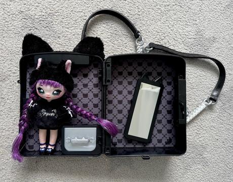 Na na na surprise čený batoh s panenkou, 