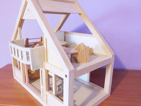 Velký dřevěný domeček s balkónem, 