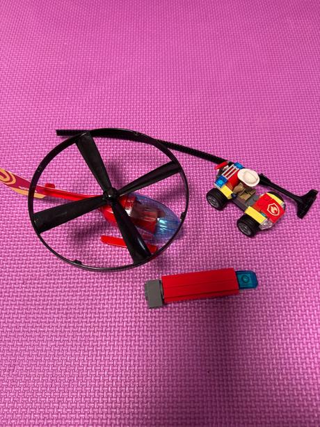 Lego city zásah hasičského vrtulníku,