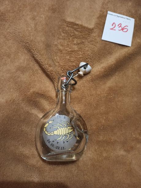 Skleněný korbel, půllitr a malá lahev, 