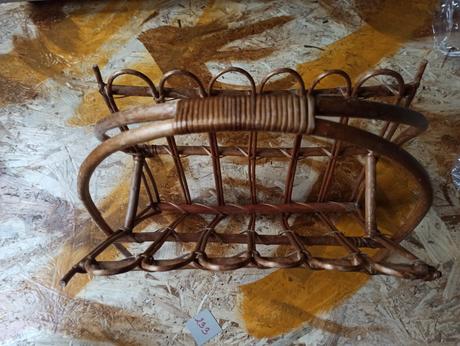 Proutěný stojan na časopisy, 