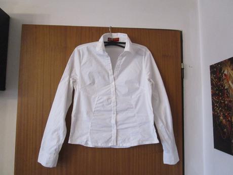 Velmi pěkná bílá bavl. halenka, slušivý střih,v. s, s