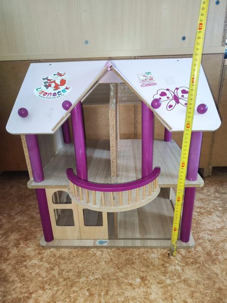 Dvoupatrový dřevěný domeček s nábytkem, 