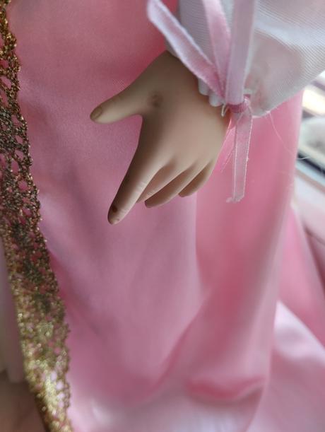 Značená porcelánová panenka,