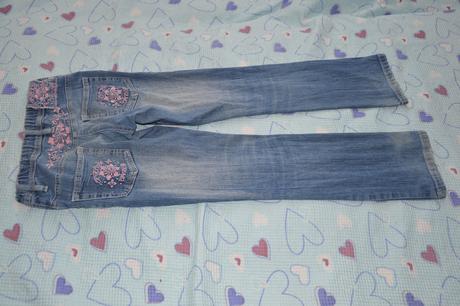 140 džíny s růžovou květinovou výšivkou, 140