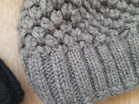 2 zimní čepice vel. 8 - 12 let - cena za obě, 