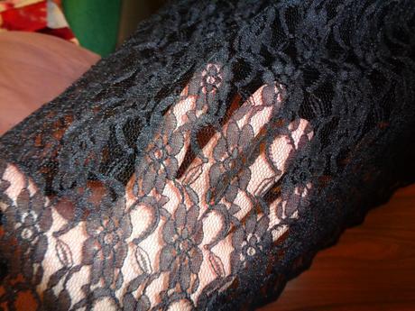 Luxusní černé společenské krajkové šaty skin, 40