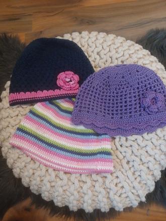 3krát háčkovaná čepice s kytkou 2-4 roky, 104