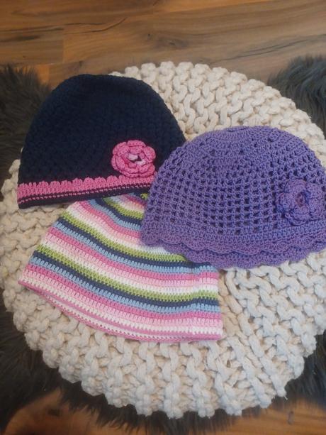 3krát háčkovaná čepice s kytkou 2-4 roky, 104