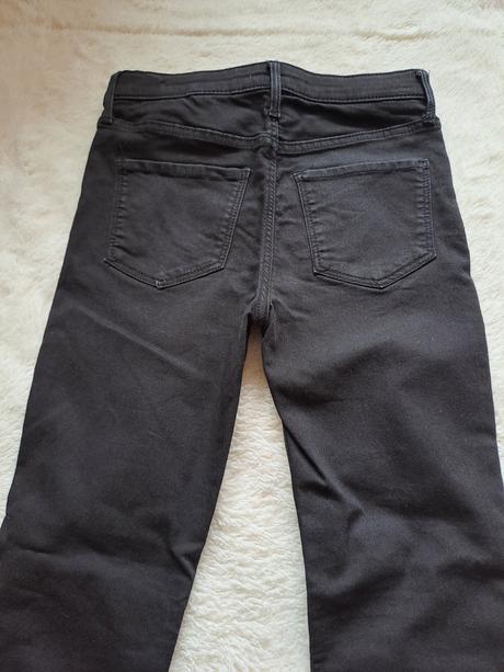 Černé pružné rifle s regulací vel.134 jako nové, h&m,134