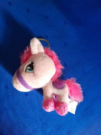 Krásný menší plyšový koník růžovofialkový,