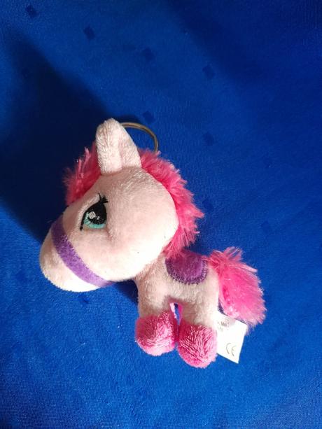 Krásný menší plyšový koník růžovofialkový,
