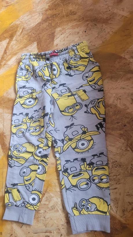 Trička, tepláky a džíny, 122–134