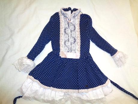 Pěkné modrobílé puntíkaté šaty - hodně zdobené, 116