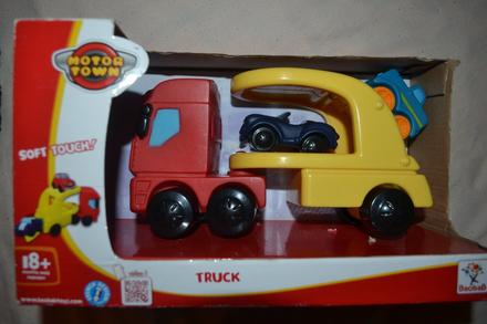 Kvalitní auto tahač se dvěma auty, 