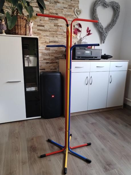 Dětský kovový stojan věšák, 