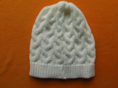 Bílá čepice pletená, 104