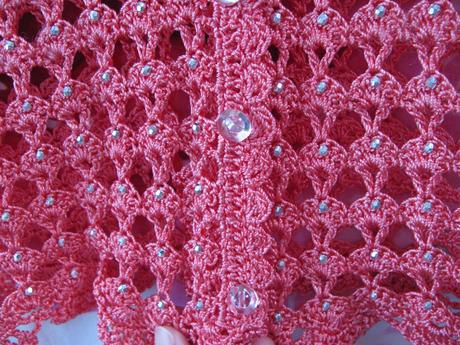 Bolérkový háčkovaný svetřík zdobený pajetkami, 110