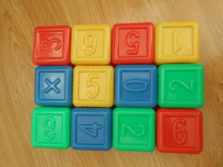 Plastové kostky 12 kusů,