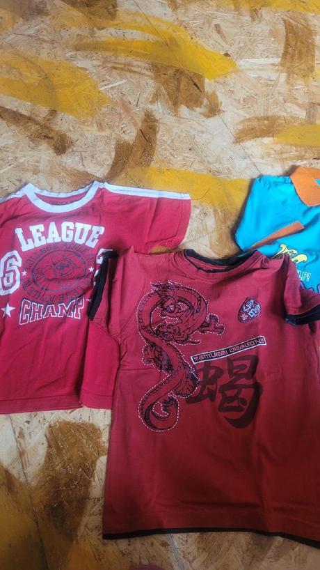 Trička, tepláky a džíny, 122–134