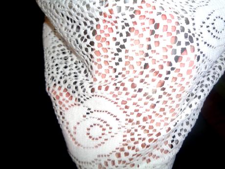 Sněhově bílé krajkové šaty, s