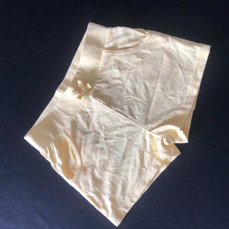 Vel. 110 žluté tenké šortky s puntíkem, 110