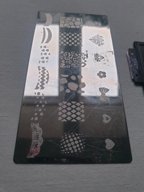 Potřeby na manikůru -třpytky, razítkovací destička, 