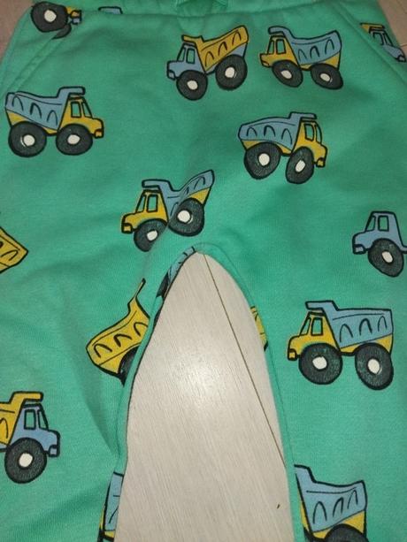 Tepláky s auty 80, marks & spencer,80