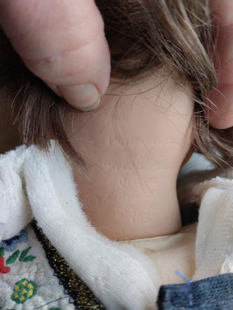 Značená sedící porcelánová panenka,