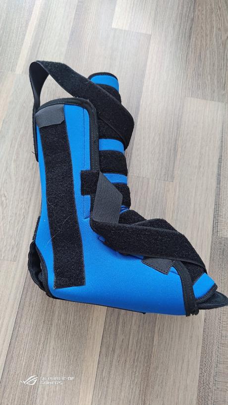 Pevná ortéza hlezna s peroneální dlahou, 