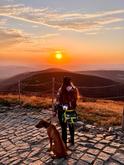 Pár dní bez dětí 🏔️
✅ jeden noční přechod Krkonoš zakončený východem slunce na Sněžce
✅ naše 🐶 slečna si užívá maximum pozornosti
✅ tisíce nádherných výhledů
✅ tisíce kroků nádhernou krajinou
✅ spousta funění do kopce a spousta “áááách” a “jéééé” na nich
✅ spousta přání vyřčených při padajících perseidech
Intenzita level milion a zážitky na celý život ♥️ Se Zarou posíláme aspoň jeden nádherný pozdrav ☀️
