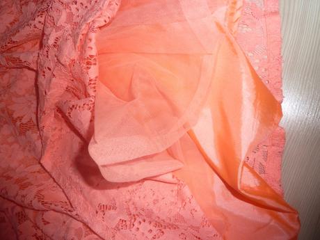 Krajkové šaty s bohatou spodničkou, 164