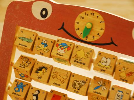 Pocitadlo drevene - pismena, cisla, obrazky/hodiny,