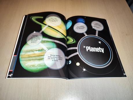 Kniha průvodce noční oblohou,