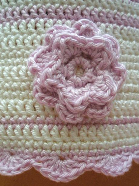 Háčkovaná čepička s kytičkou, 68